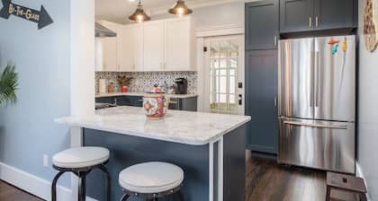 Garrett House | Hill Country retreat Kerrville - pool - hot tub - outdoor shower