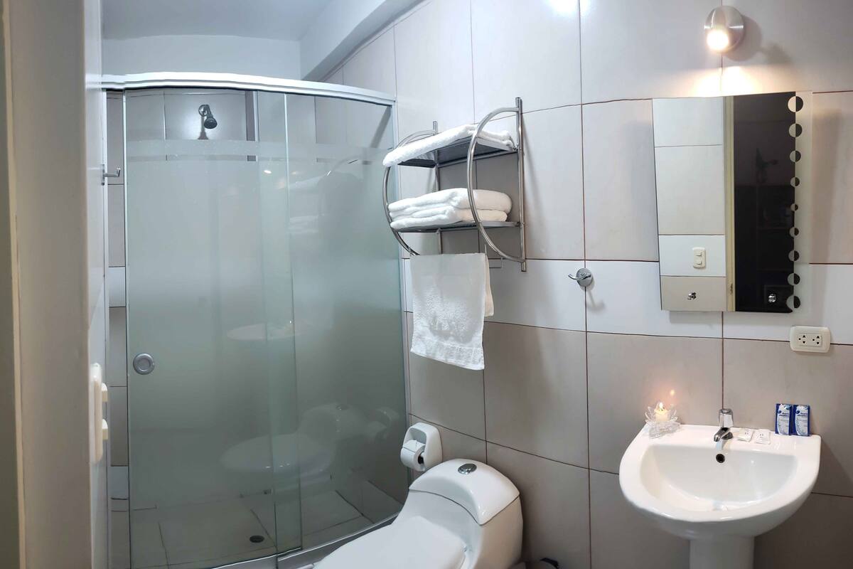 shower, rainfall showerhead, free toiletries, hair dryer