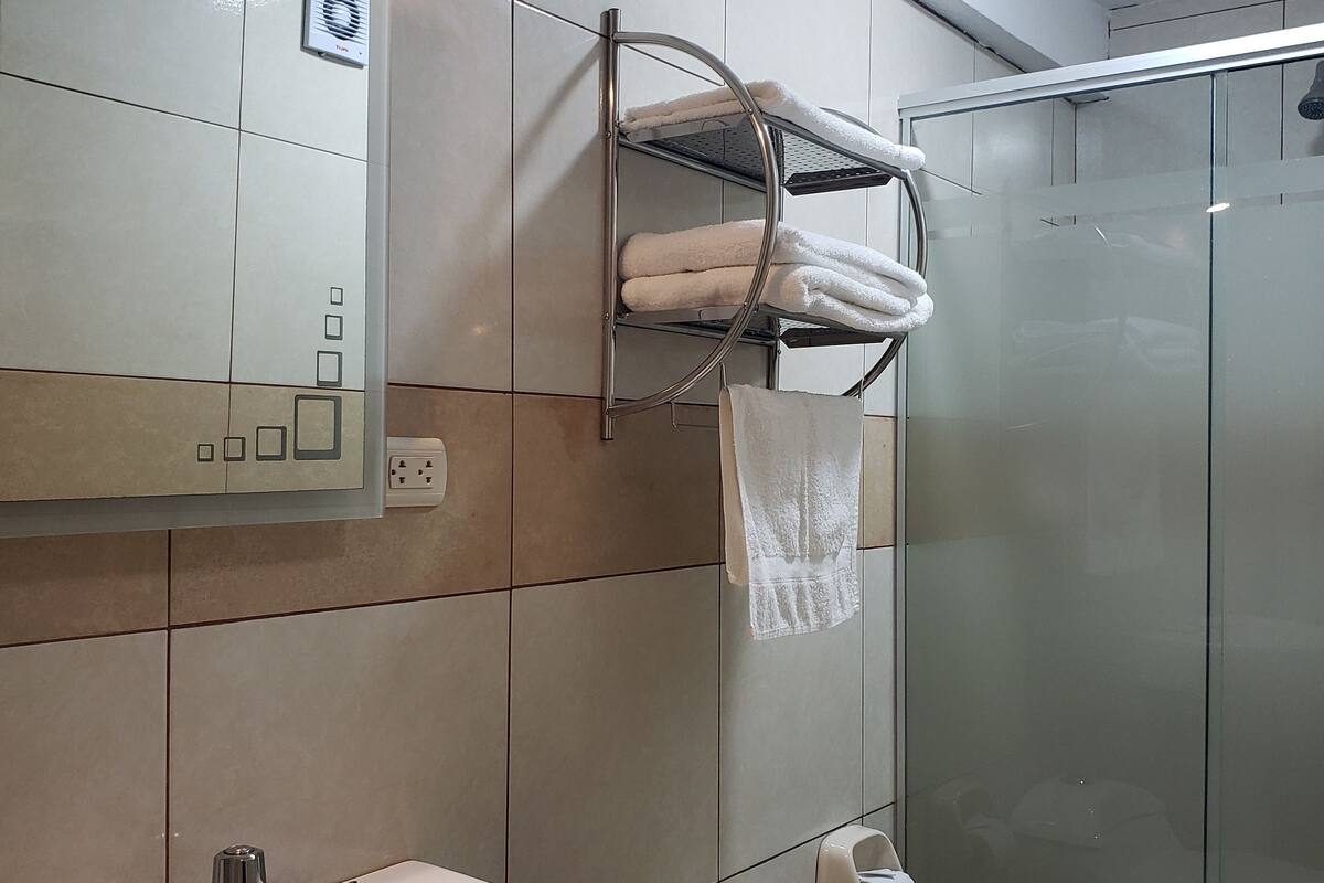 twin room | bathroom | shower, rainfall showerhead, free toiletries, hair dryer