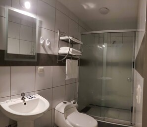 Quarto solteiro standard | Banheiro | Chuveiro, chuveiro com efeito de chuva, produtos de toalete grátis 