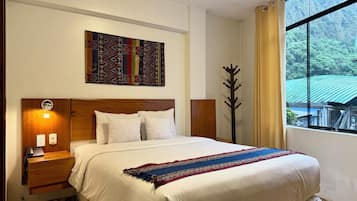 Edredón, caja de seguridad en la habitación y muebles diferentes