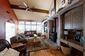 Una televisión, una chimenea, un futbolín, un reproductor estéreo