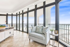 Una televisión, una chimenea