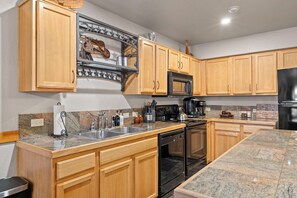 Kjøleskap, mikrobølgeovn, kokeplater og oppvaskmaskin