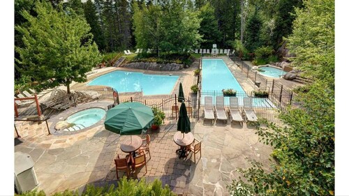 Condo 2 chambres, 2 salles de bain aux Eaux, bain à remous et sauna