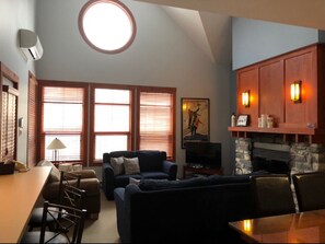 Smart-tv, een open haard en een dvd-speler