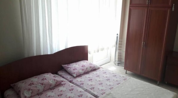 Standard-Doppel- oder -Zweibettzimmer, Balkon | Hochwertige Bettwaren, Bügeleisen/Bügelbrett, kostenloses WLAN