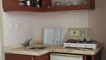 Habitación cuádruple clásica | Cocina privada | Frigorífico, placa de cocina y utensilios de cocina