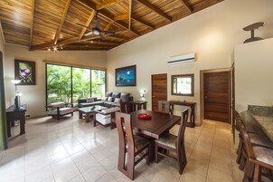 别墅, 2 间卧室 | 客厅 | 32-英寸纯平电视 （配备有线频道）、电视