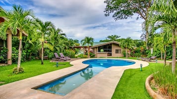 Piscine extérieure, chaises longues