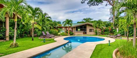 Udendørs pool, åben fra kl. 06.00 til kl. 22.00, liggestole