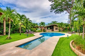 Utomhuspool med öppettider 06.00 till 22.00, och solstolar