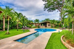 室外游泳池，06:00 至 22:00 开放，日光浴躺椅