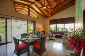 Biệt thự Deluxe | Phòng khách | TV màn hình phẳng 32-inch có truyền hình cáp, TV 