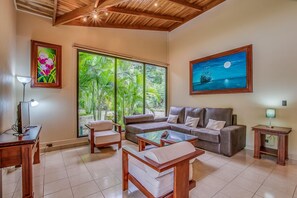 Nhà Deluxe | Phòng khách | TV màn hình phẳng 32-inch có truyền hình cáp, TV 