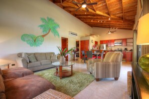 Biệt thự Deluxe | Phòng khách | TV màn hình phẳng 32-inch có truyền hình cáp, TV 