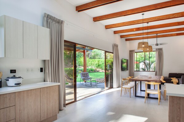 Hus Deluxe | Vardagsrum | 32-tums platt-tv med kabelkanaler och tv