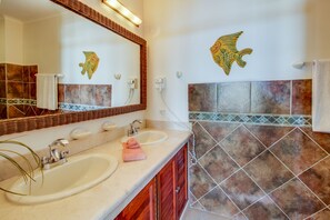 Comfort Apartment, 2 Bedrooms, Non Smoking | Bathroom | Shower, free toiletries, hair dryer, towels