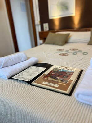 Double Room | Iron/ironing board, free WiFi, bed sheets - Villa Sunrise (Lucca)