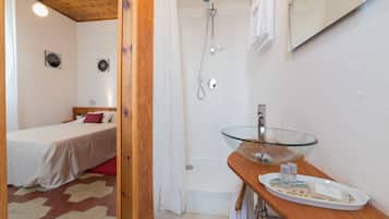 Single Room | Bathroom | Separate tub and shower, free toiletries, hair dryer, towels