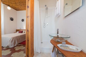 Single Room | Bathroom | Separate bathtub and shower, free toiletries, hair dryer, towels - Villa Sunrise (Lucca)