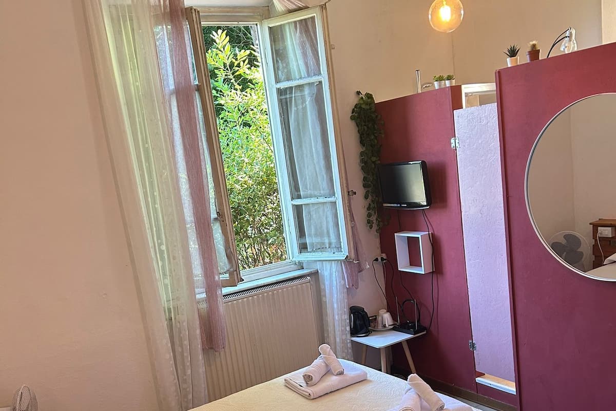 Iron/ironing board, free WiFi, bed sheets