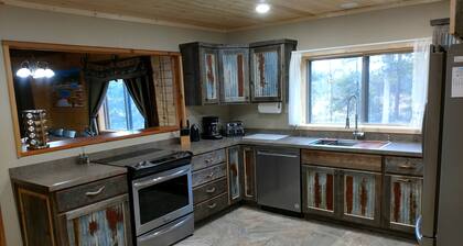 Moose View Lodge 3 bedroom 3 bath cabin with mountain view's and hot tub.