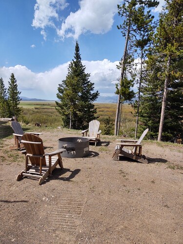 Moose View Lodge 3 bedroom 3 bath cabin with mountain view's and hot tub.