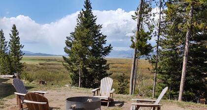 Moose View Lodge 3 bedroom 3 bath cabin with mountain view's and hot tub.