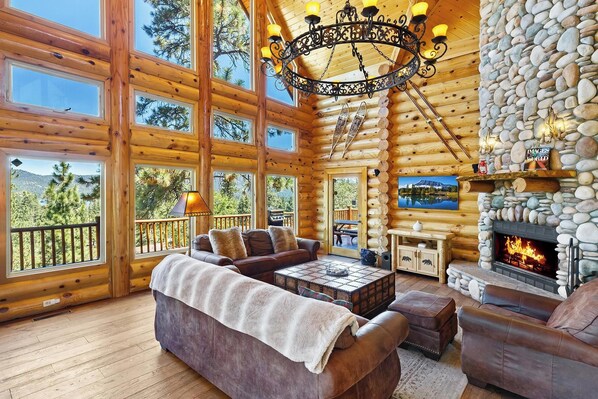 Televisio, takka, pöytäjalkapallopöytä