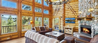 Grand Cameron Estate by Destination Big Bear : Movie Theater! HOT TUB! Lake Views! PET FRIENDLY 🐾!Walk to the Village! Game Room w/ Pool Table!