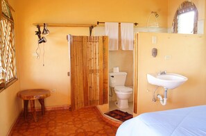 Suite de luna de miel, vistas al mar | Baño | Ducha y toallas