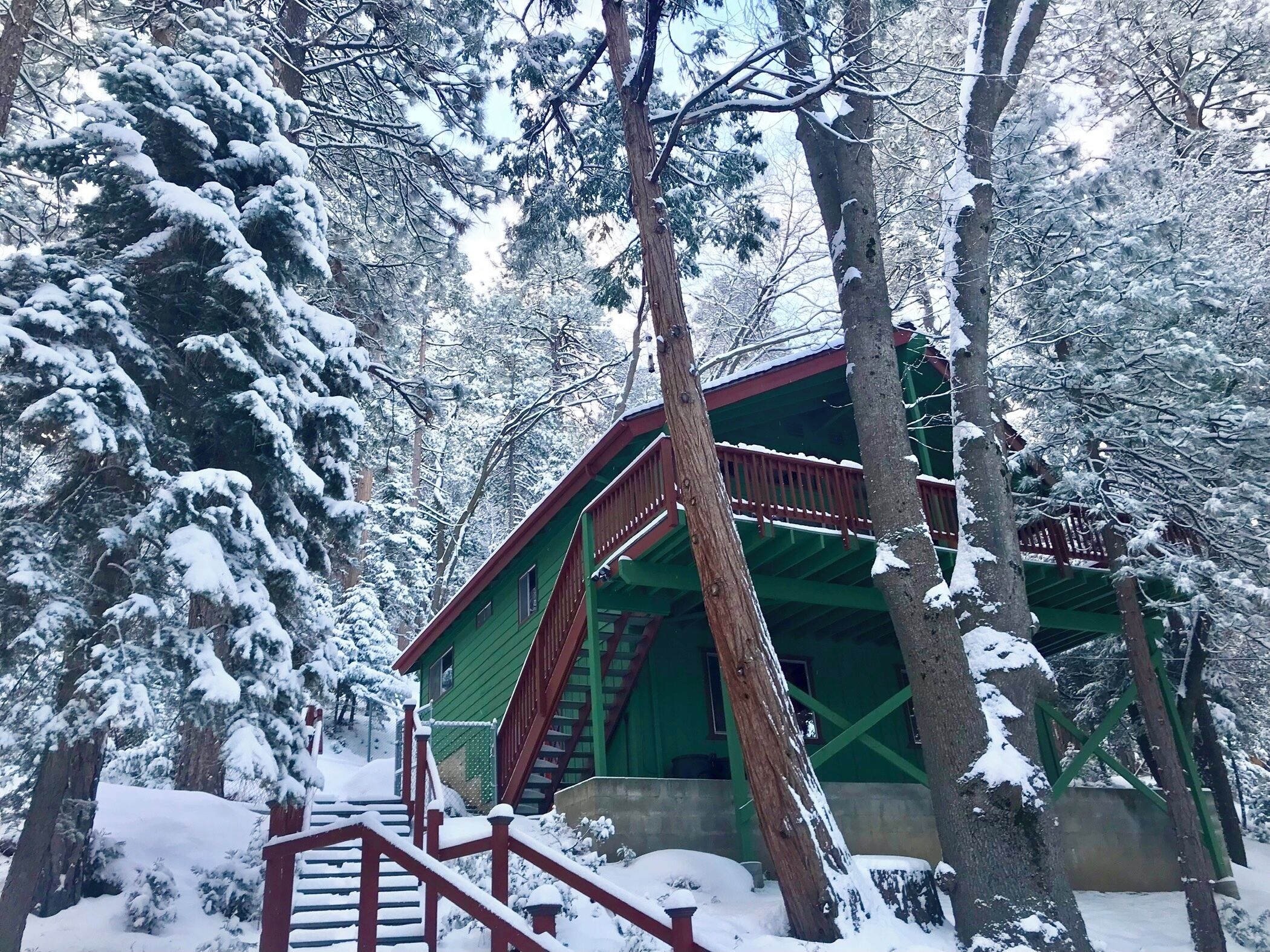 Rustic, Modern Designed Cabin! Privacy, Hot Tub, Pool Table, Serenity.