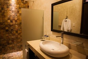 Master Suite, 1 King Bed, Garden View | 4 Schlafzimmer, kostenloses WLAN