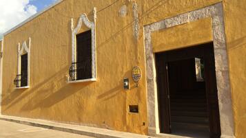 Vista frontal de la propiedad