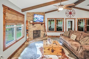 Smart TV, fireplace, DVD player, books - The Cabin at Skinny Dip Cove Lake Greeson, Arkansas (Kirby)