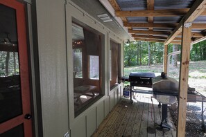 Terrace/patio - The Cabin at Skinny Dip Cove Lake Greeson, Arkansas (Kirby)