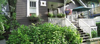 Charming Upstairs Suite in Historic Grandview Woodland