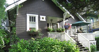 Charming Upstairs Suite in Historic Grandview Woodland