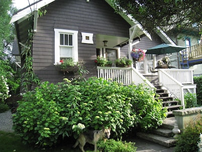 Charming Upstairs Suite in Historic Grandview Woodland