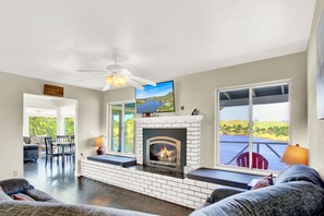 Smart TV, fireplace, books, computer monitors - Tulloch Lake House! Panoramic Views & Private Dock (Jamestown)