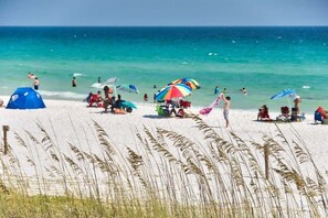 Beach nearby - BlueMarlin-PoolHeatFreeTilMar1-FreeGolfCartNBikes (Destin)