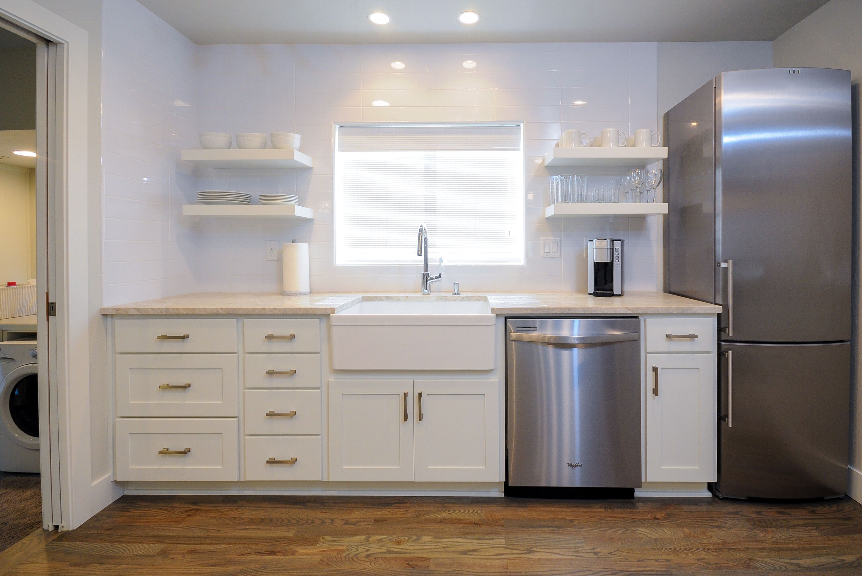 Réfrigérateur, four à micro-ondes, un four, surface de cuisson