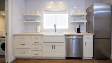 Réfrigérateur, four à micro-ondes, un four, surface de cuisson