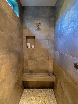 Dusche, Haartrockner, Bidet, Handtücher
