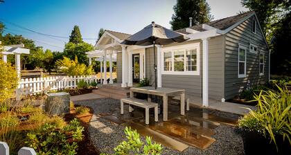 Beautiful Luxury Cottage. Walk To It All!