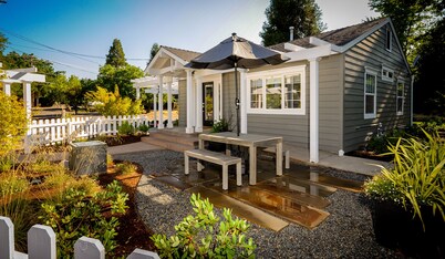 Beautiful Luxury Cottage. Walk To It All!