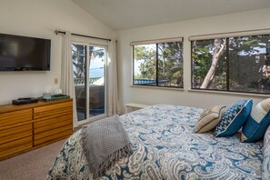 2 bedrooms, iron/ironing board, WiFi, bed sheets - Park Hill Rental with Panoramic Ocean Views & Walking Distance to the Beach! (Cambria)