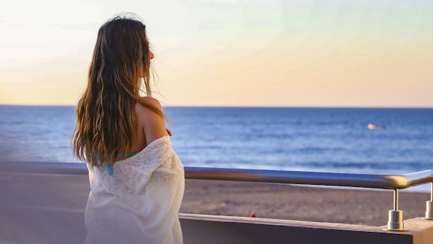 A person standing by a railing overlooking a beach. - Casa Margarita Hotel And Paradise (Chiquimulilla)