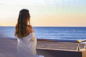 A person standing by a railing overlooking a beach. - Casa Margarita Hotel And Paradise (Chiquimulilla)